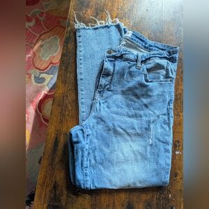 Distressed Denim Jeans Frayed Hem Ripped Knee Light Wash‎ Trendy Casual